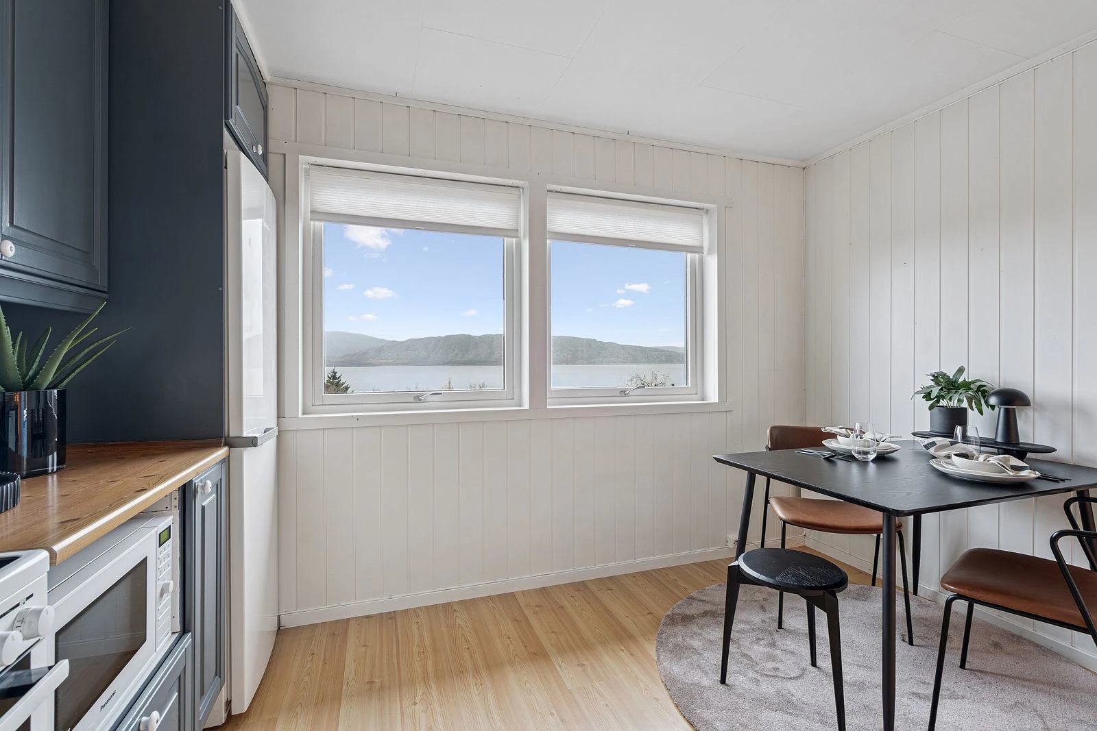 Store vindusflater gir godt med dagslys inn - Merk deg utsikten fra kjøkkenvinduene Galleribilde