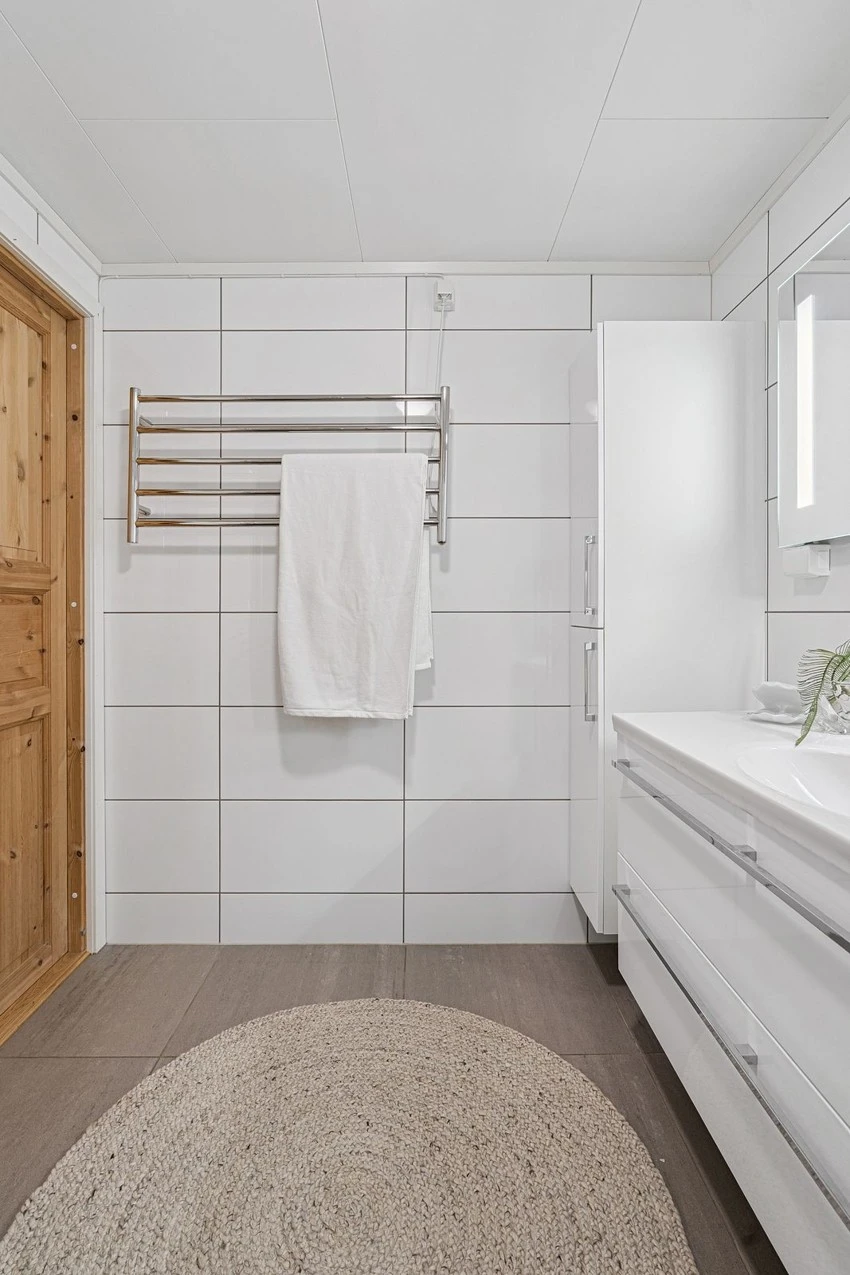 I tillegg til dette baderommet i 1. etasje ligger det i hovedetasjen et wc/vaskerom med opplegg for vaskemaskin og ekstra toalett Galleribilde