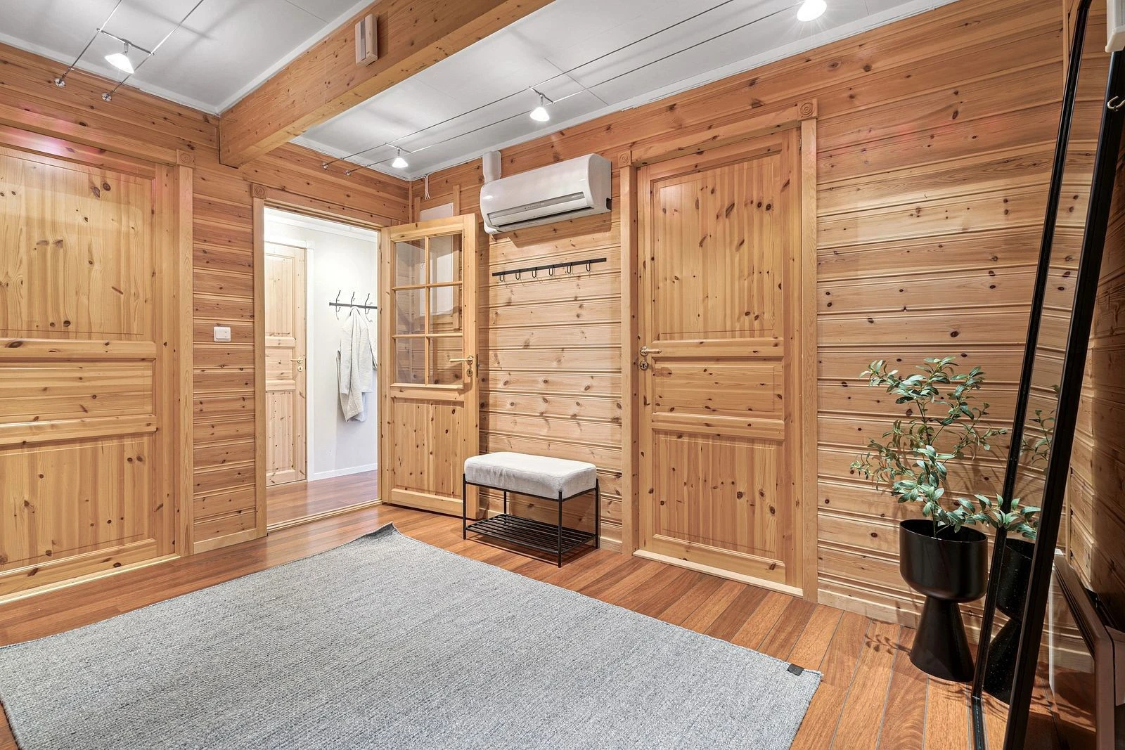 Velkommen inn - gang med god plass til yttertøy og skotøy Galleribilde