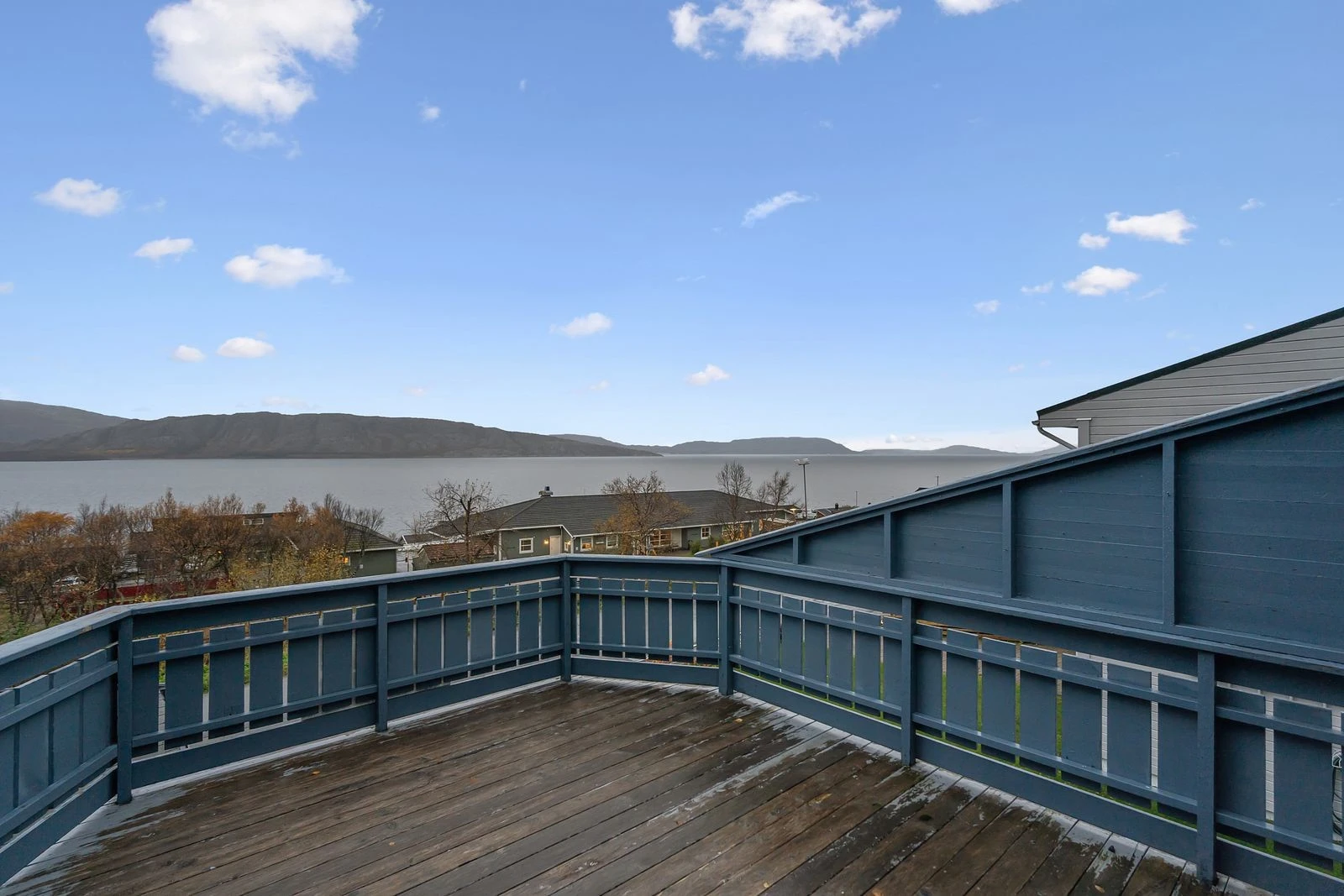 Nordvestvendt takterrasse på ca. 16 m² med nydelig utsikt mot sjøen og kveldssola Galleribilde