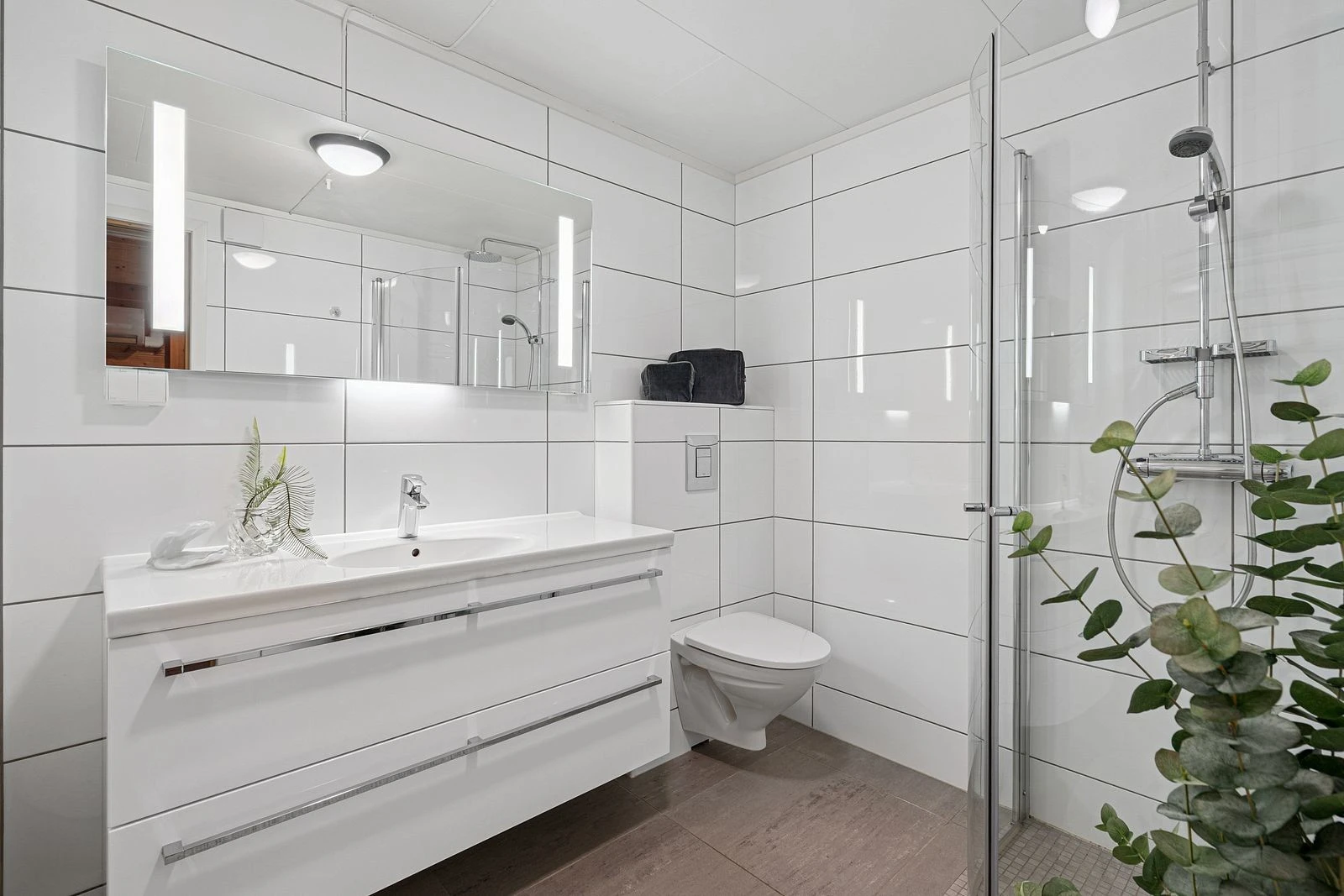 Baderommet ligger i 1. etasje og er lyst og innbydende med varmekabler i gulvet Galleribilde