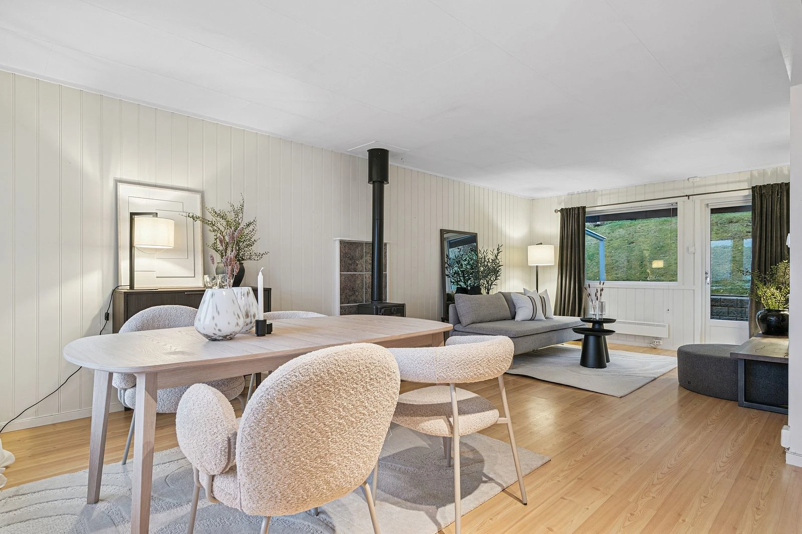 Lys og innbydende stue med gode møbleringsmuligheter Galleribilde