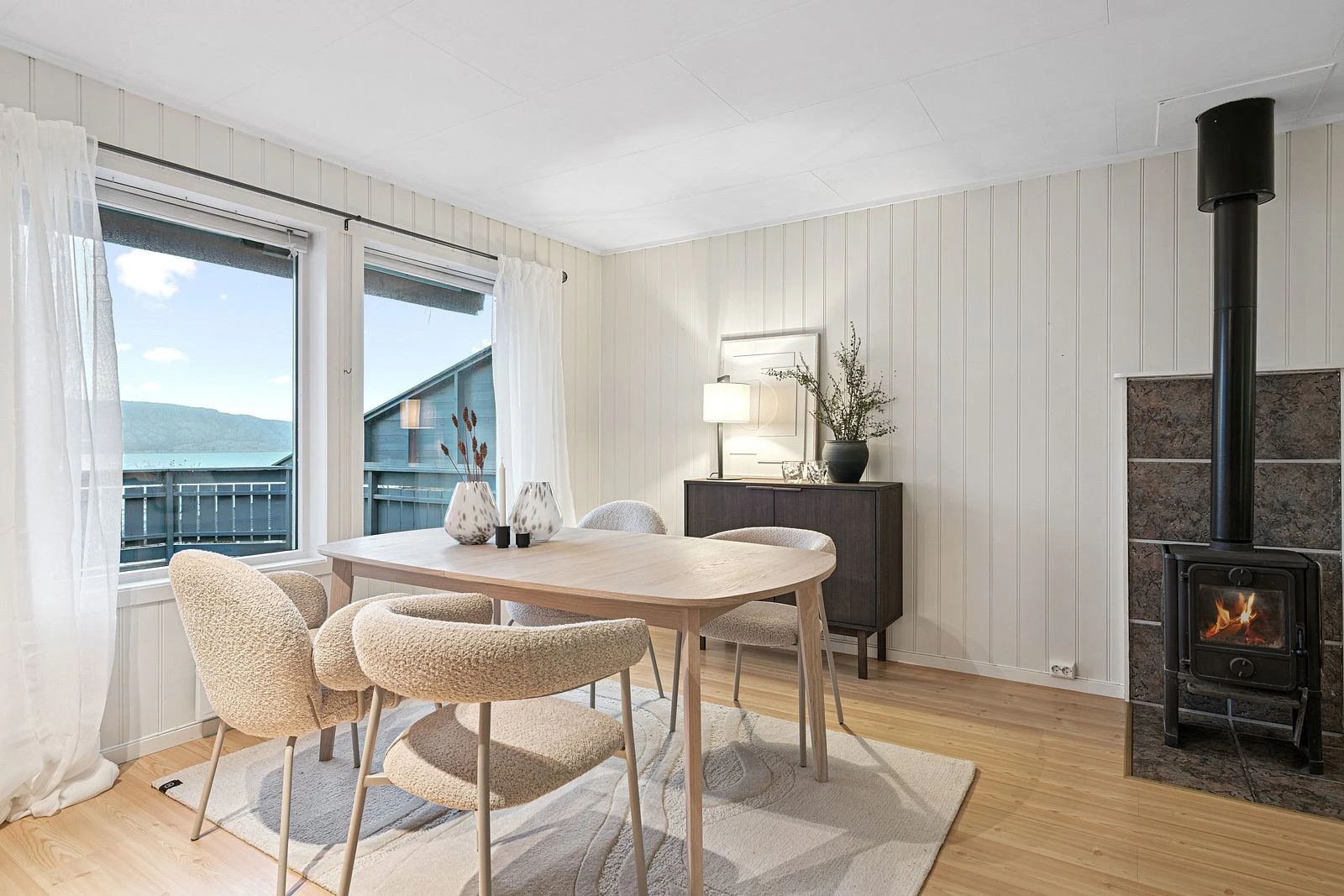 I 2. etasje ligger stuen - Her er det montert vedovn, perfekt for kalde høstkvelder Galleribilde