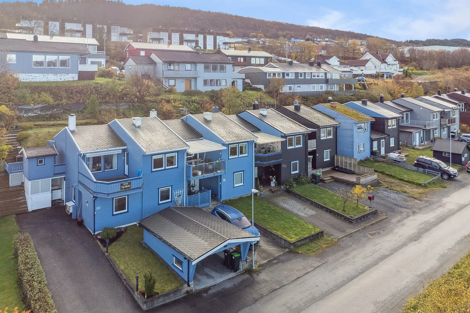 Her får du et trivelig rekkehus i ende over to etasjer med egen carport og romslige terrassearealer Galleribilde