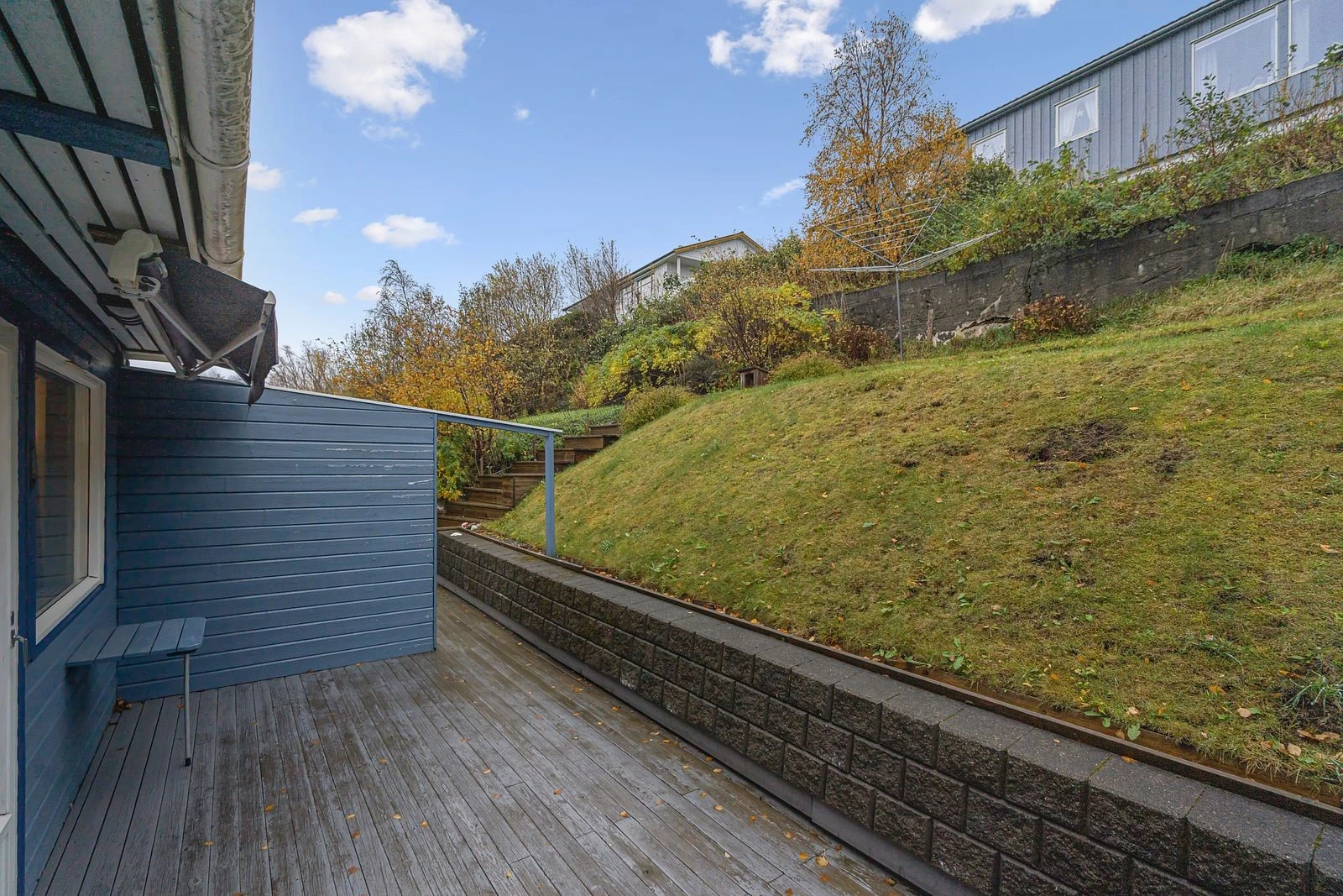 Markterrassen er på ca. 35 m² og er skjermet med levegg og markise Galleribilde