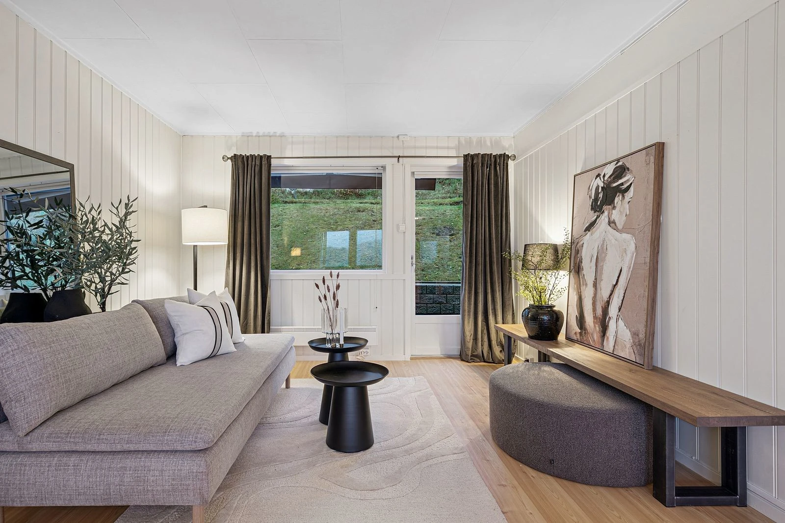 Adkomst til sørøstvendt markterrasse og hage fra stuedel Galleribilde