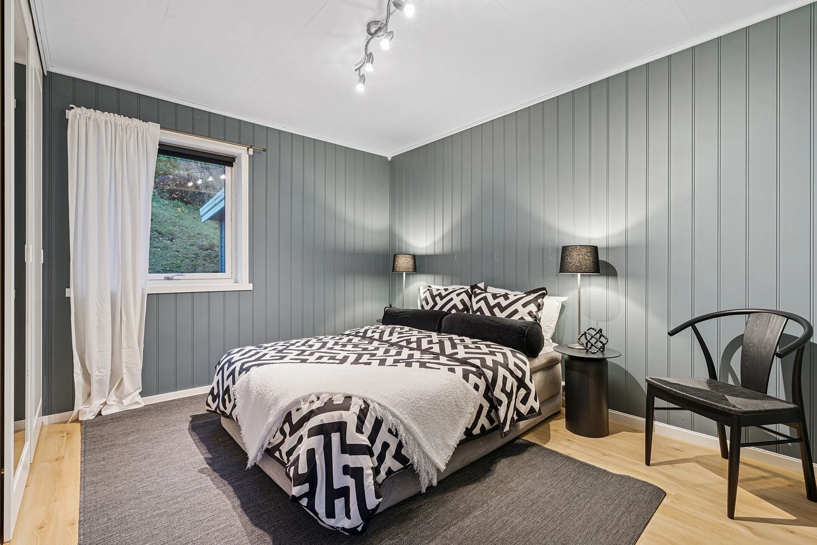 Hovedsoverommet ligger i 2. etasje og har praktisk garderobeløsning Galleribilde