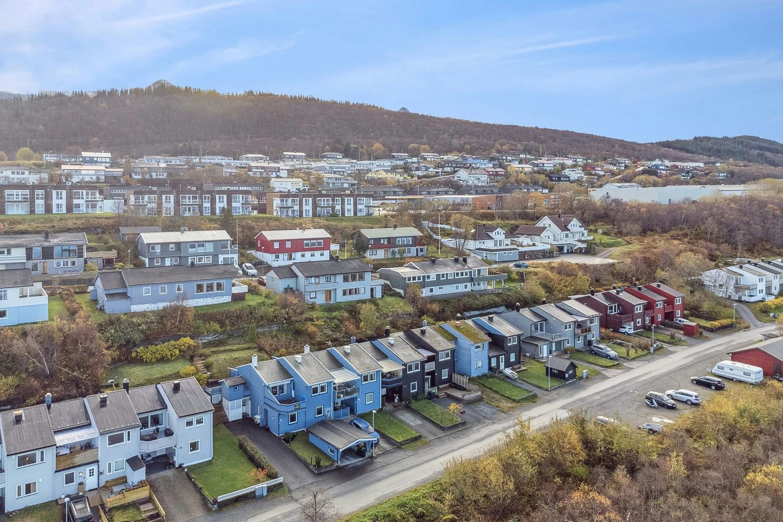 Her bor du i et rolig, etablert og barnevennlig boligområde med kort vei til sentrum, barnehage, skoler og turområder Galleribilde