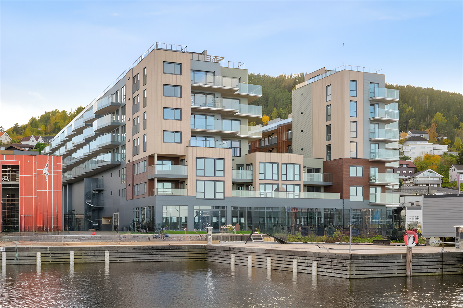 Velholdte fellesarealer og moderne arkitektur.