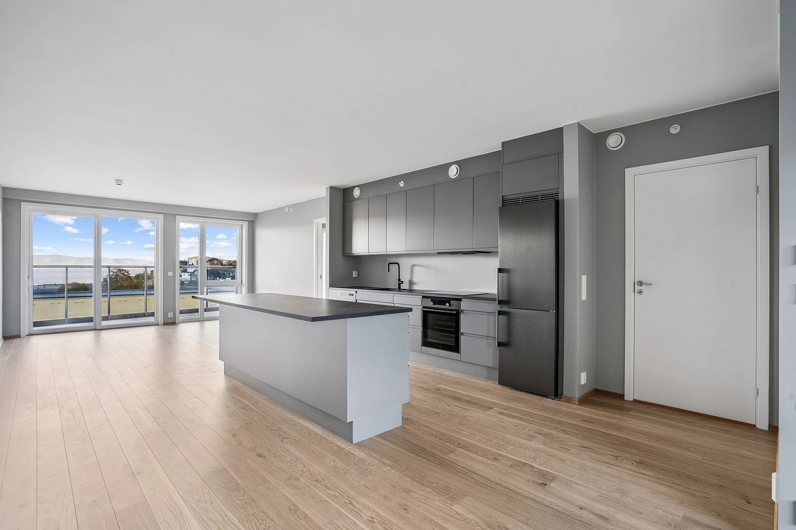 Åpen løsning med god plass til både sofakrok og spiseplass.