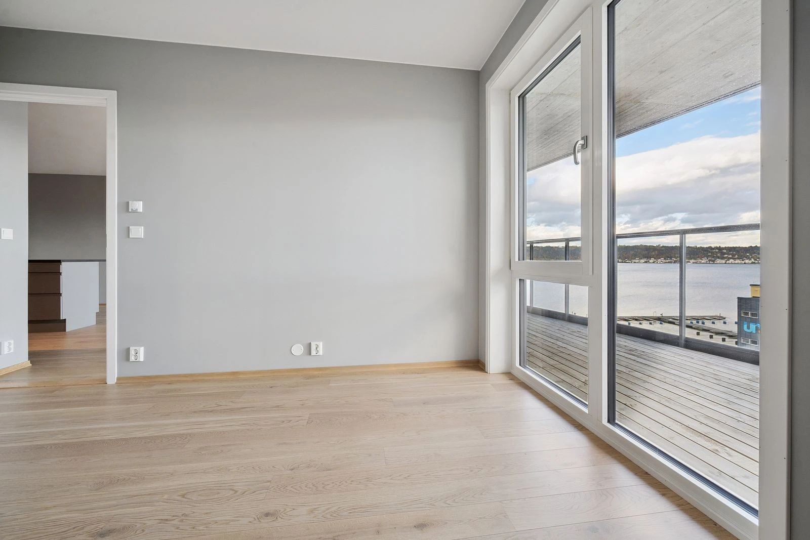 Luftig soverom hvor du kan nyte utsikten over fjorden fra sengen.