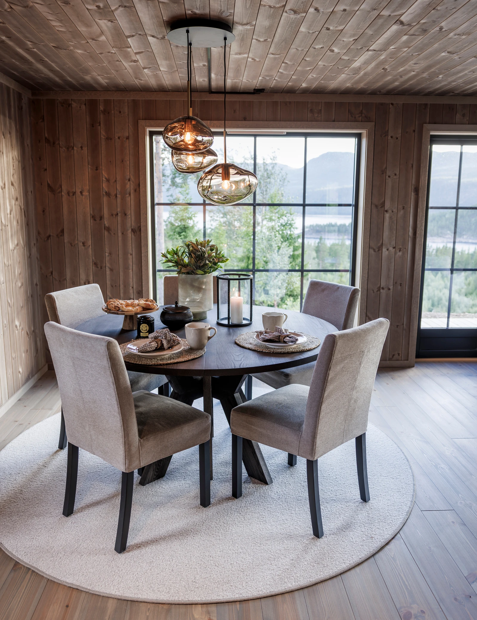 Store og mange vindusflater slipper inn rikelig med lys Galleribilde