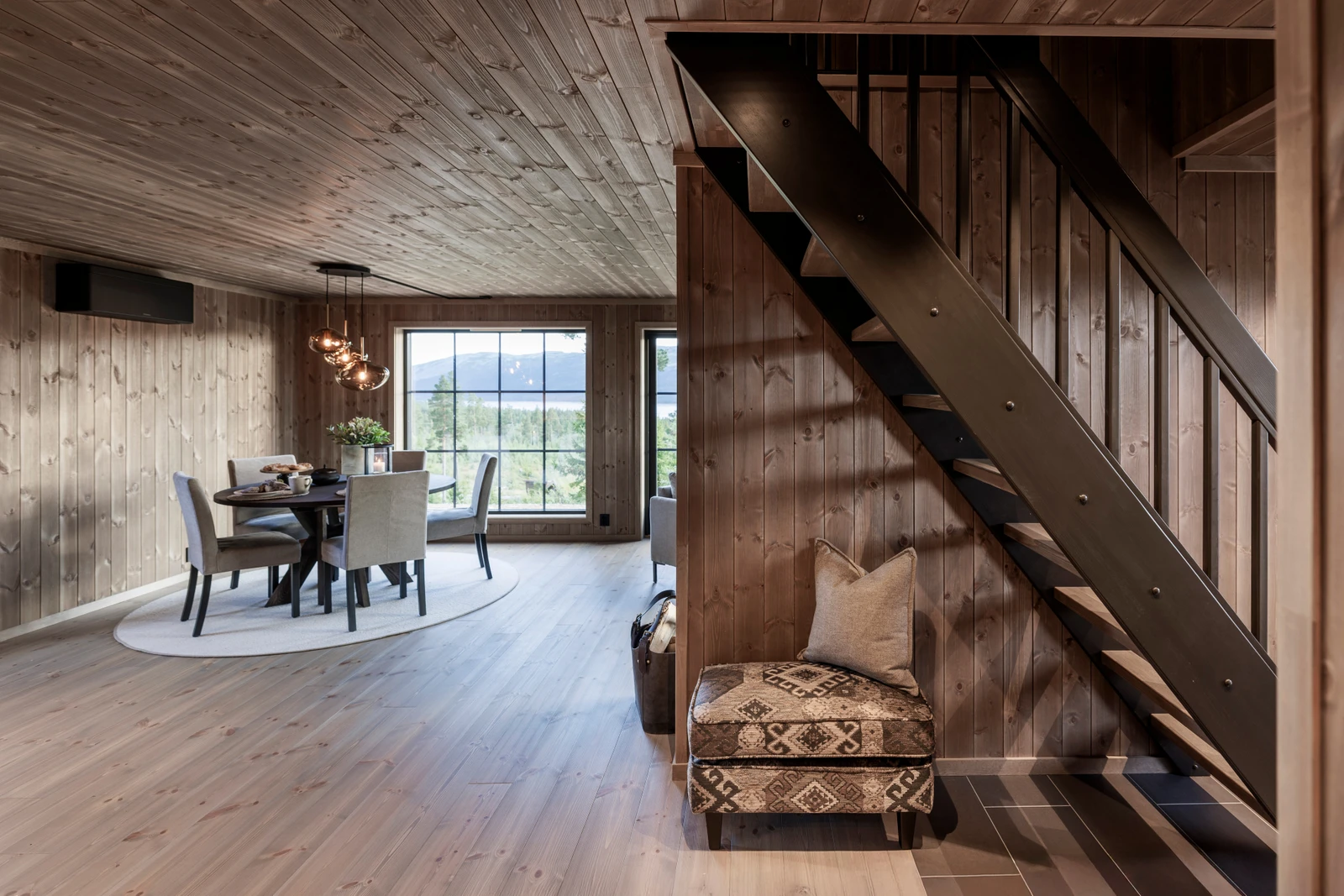 Det store oppholdsrommet byr på flere møbleringsmuligheter Galleribilde