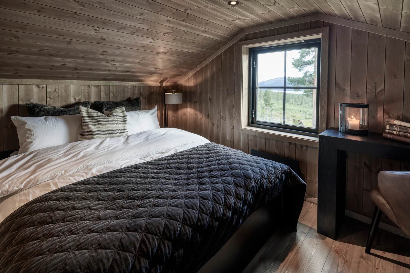 Romslig rom innredet med plassbygd dobbeltseng Galleribilde