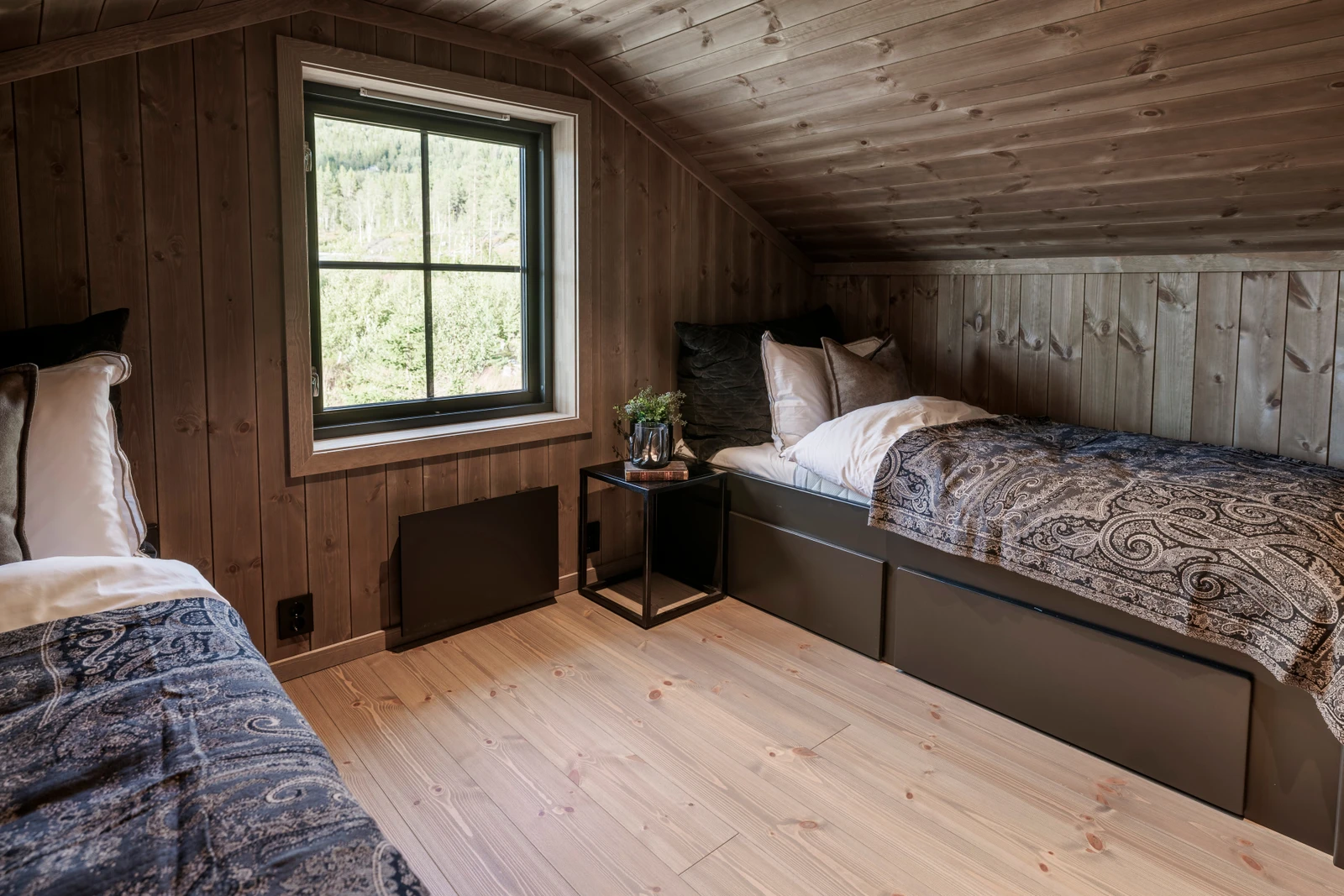 Det andre rommet er også romslig og er innredet med to plassbygde enkeltsenger Galleribilde