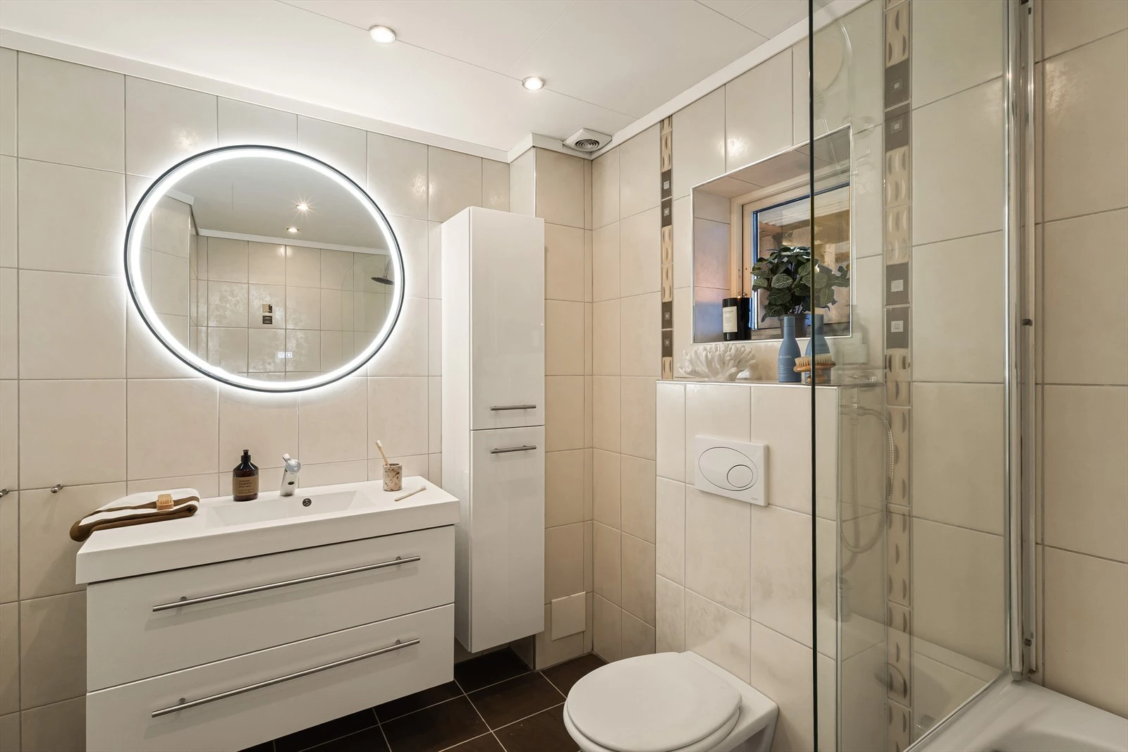 Her har du blant annet boblebadekar, vegghengt wc, regndusj og stilrent inventar. Galleribilde