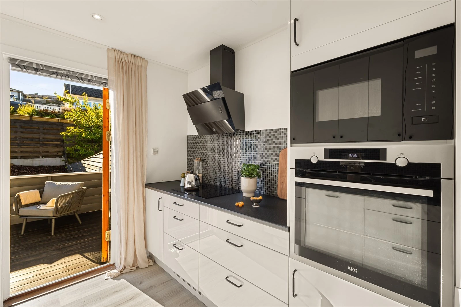 Stekeovn og mikrobølgeovn er praktisk plassert i høyden. Galleribilde