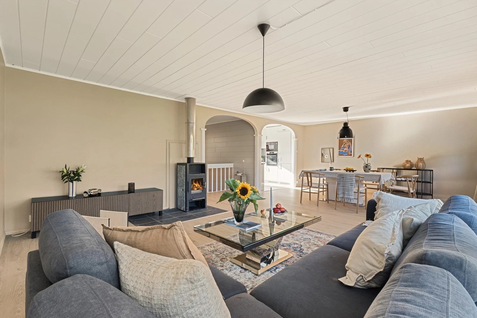 Stue og kjøkken måler hele 53 m² med god plass til ønsket innredning! Galleribilde