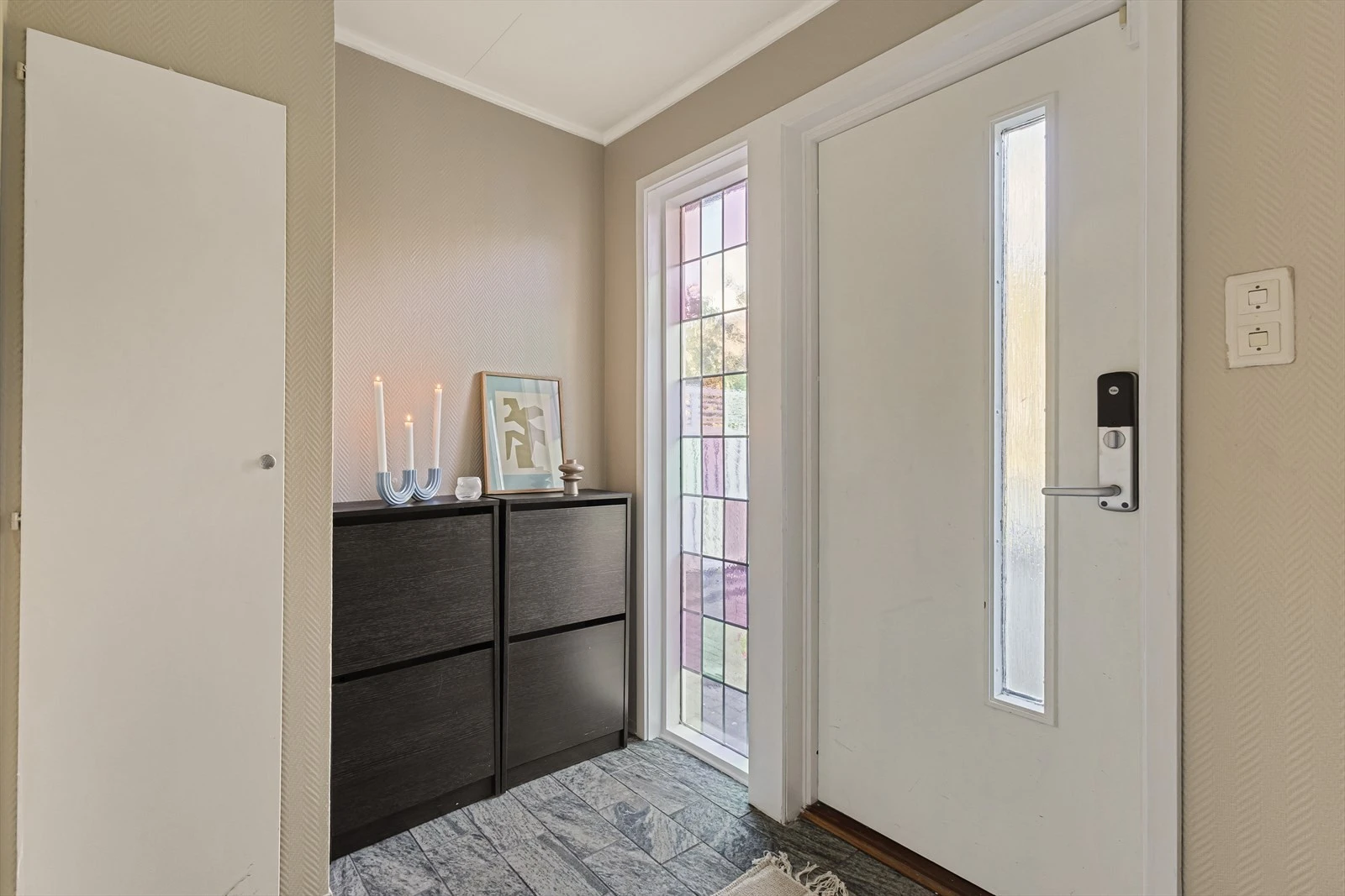 Entreen har praktisk innhukk til skoskap. Galleribilde