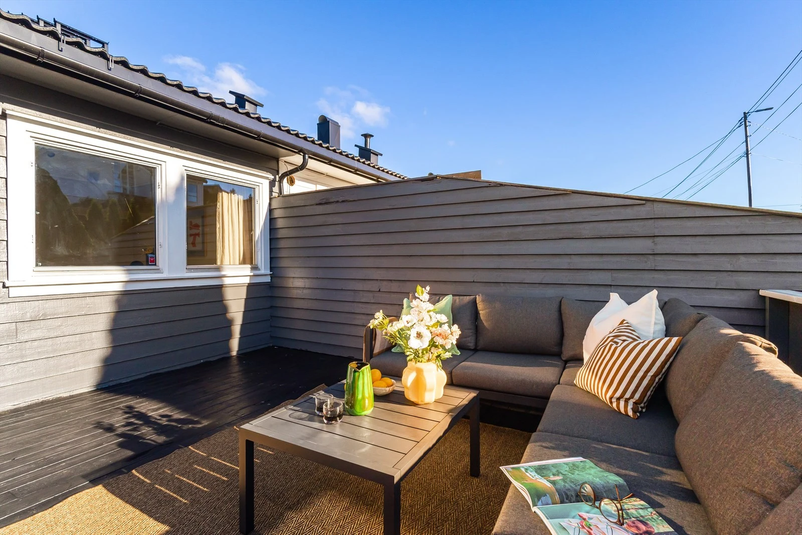 Det er mulig å innrede med store utemøbler i flere soner - eventuelt spisebord dersom det er ønskelig. Galleribilde