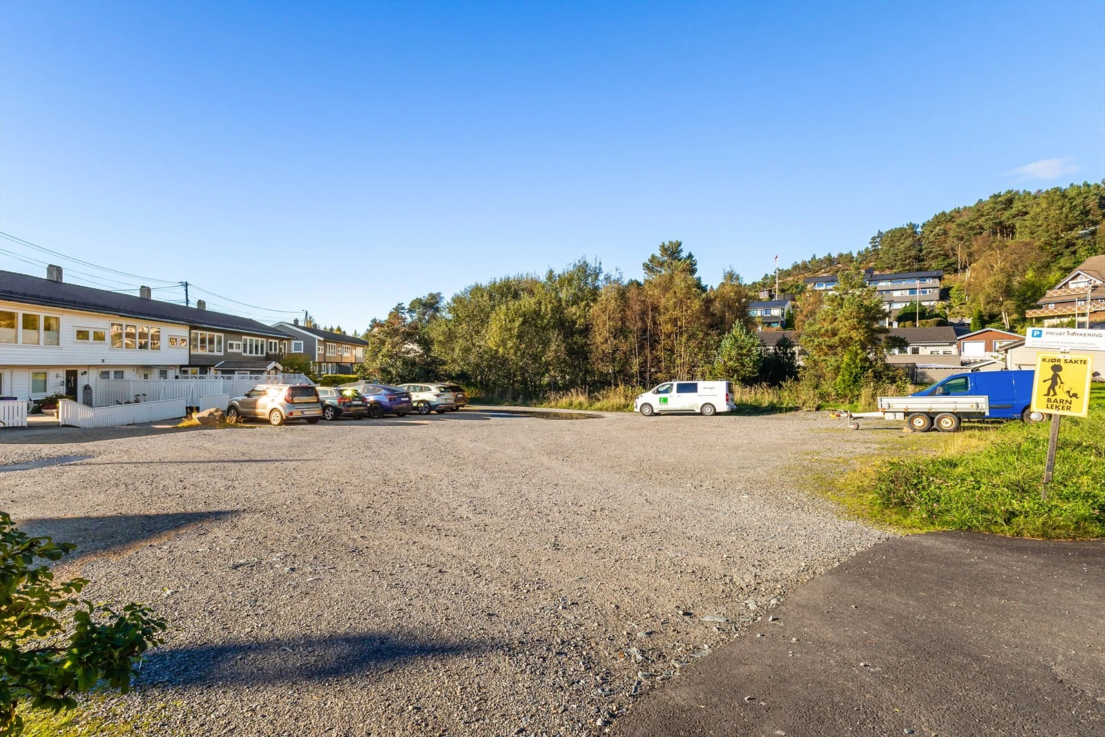 Tilhørende huset er det to parkeringsplasser. Ellers er det god parkeringsdekning for gjester på den store plassen. Galleribilde