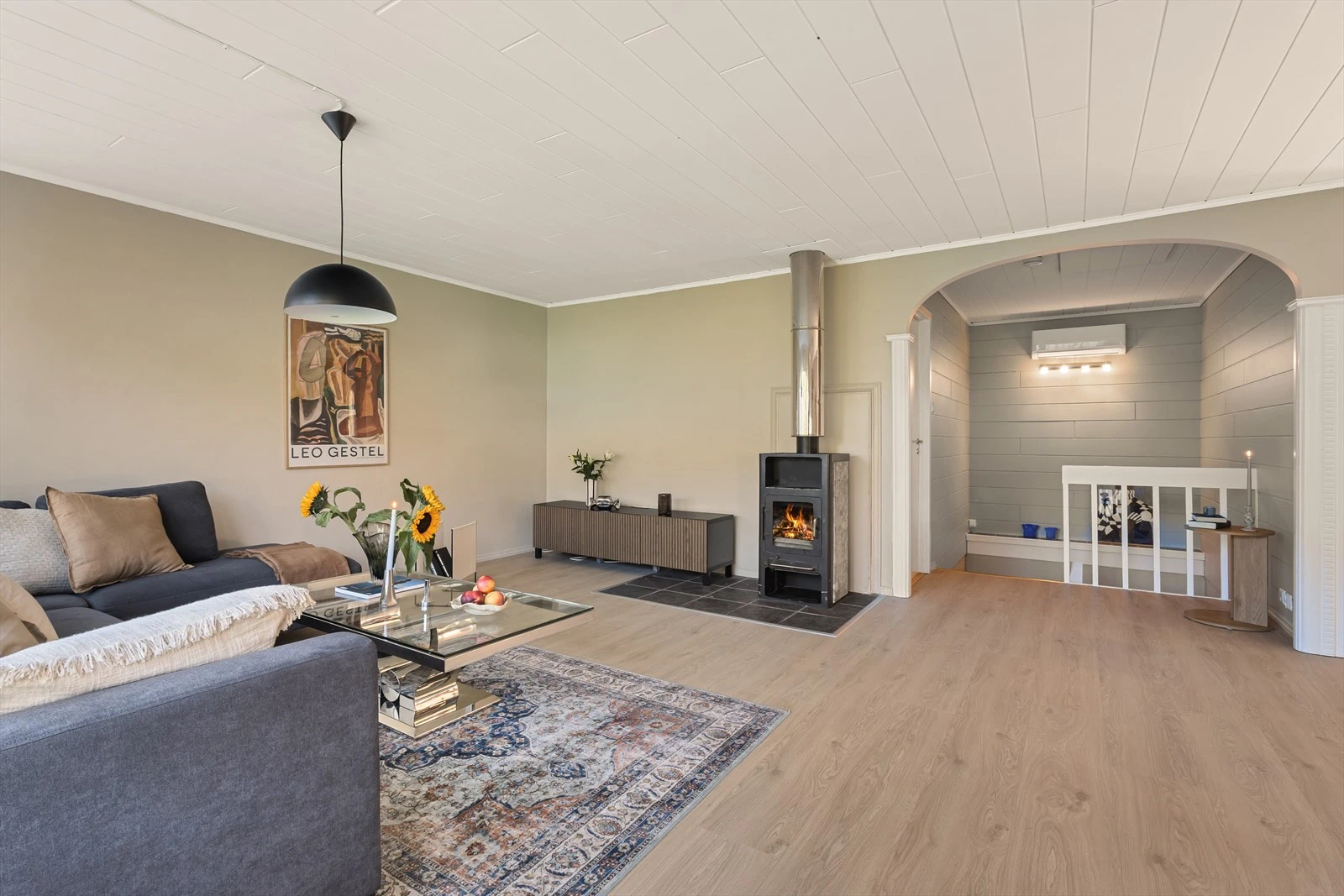 Varmepumpen i trappen er ny fra 2024. I tillegg har du en koselig vedovn i stuen. Galleribilde