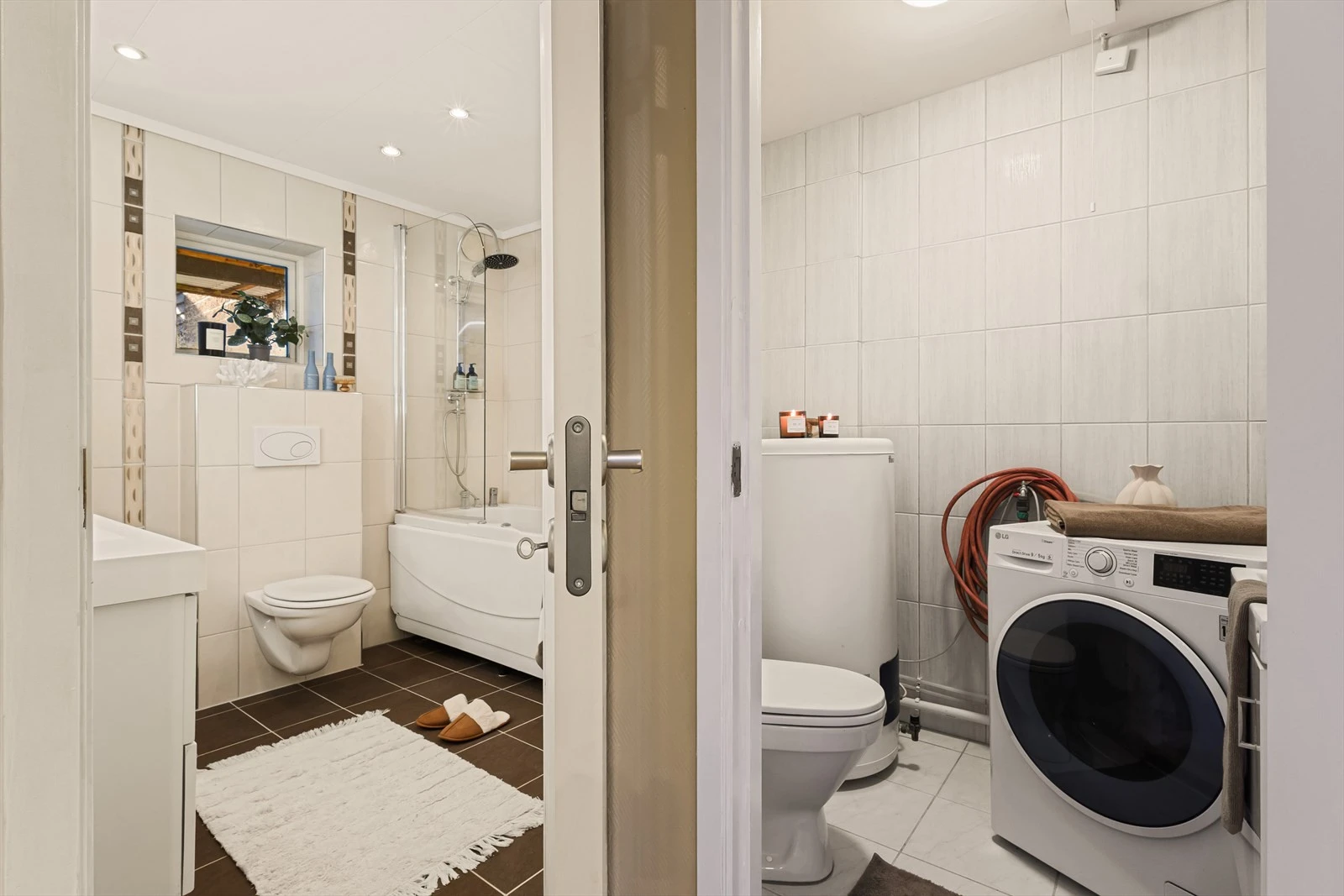 Vegg i vegg med badet er det vaskerom med ekstra toalett installert. Galleribilde