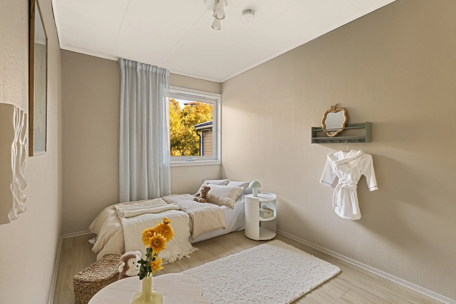 Det andre soverommet i 1. etasje måler 8,2 m² og er perfekt som et barne- eller tenåringsrom! Galleribilde