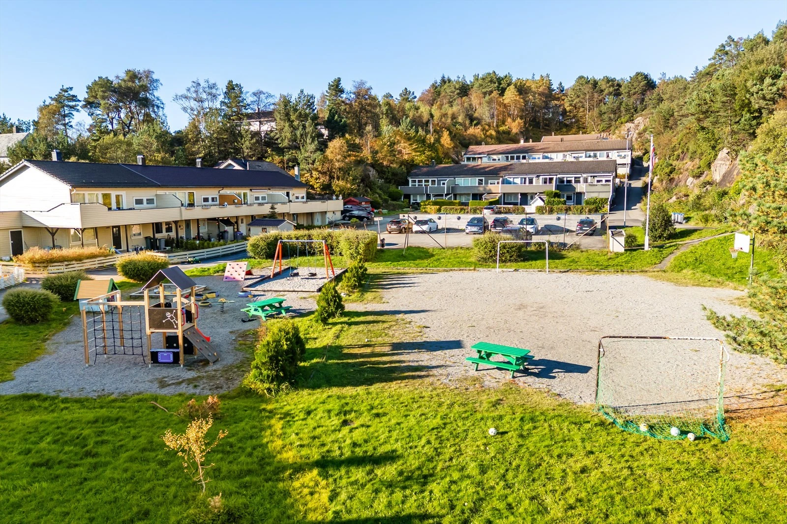 Flotte uteområder for de minste like utenfor ytterdøren. Her er du skjermet fra bilveien og kan la barna leke fritt. Galleribilde