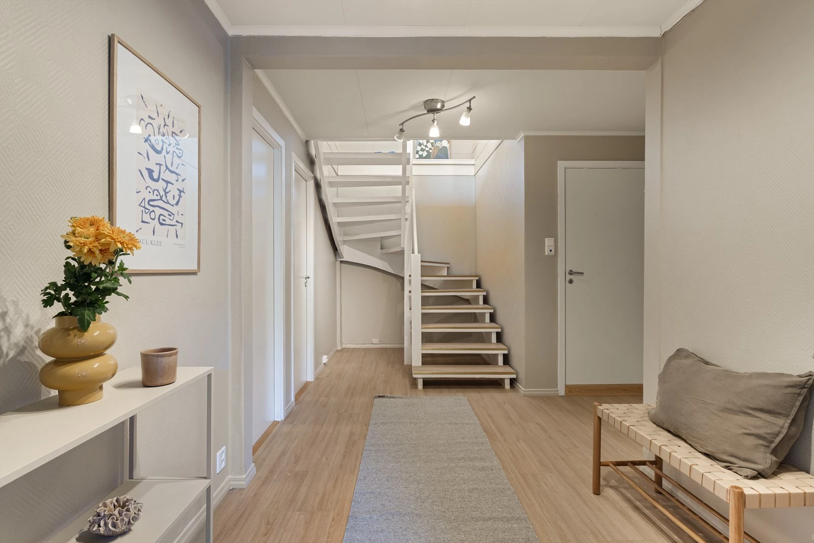 Gangen og entreen måler til sammen over 18,1 m². I tillegg har du en innvendig bod på ca. 4 m². Galleribilde