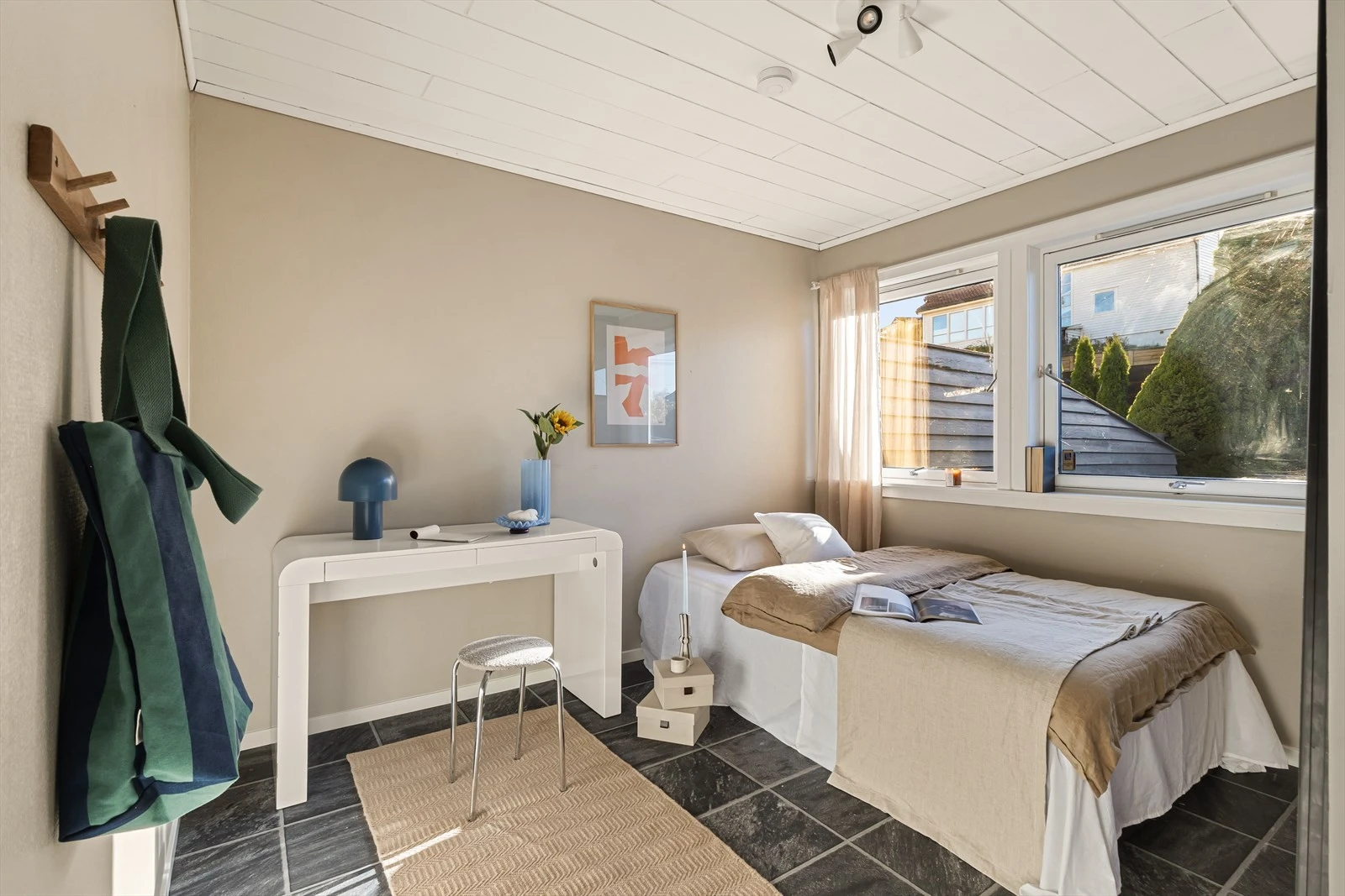 Et romslig soverom med mange innredningsmuligheter! Galleribilde