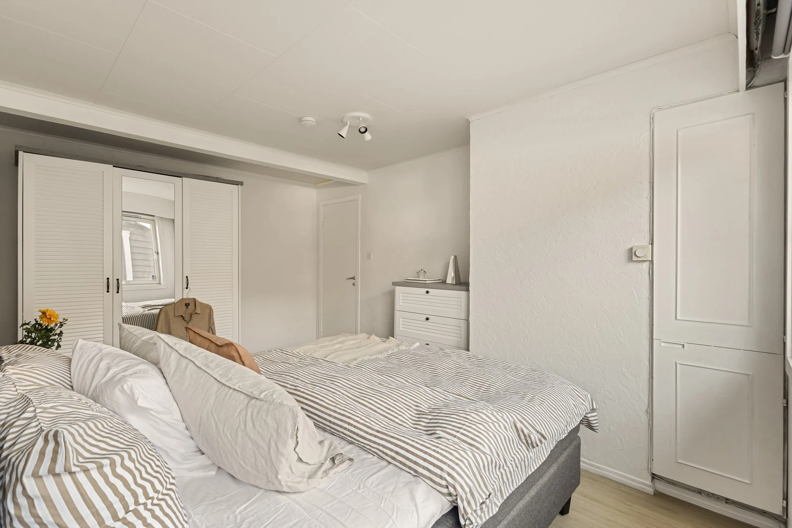 Hovedsoverommet er svært romslig og måler 13,5 m². Galleribilde