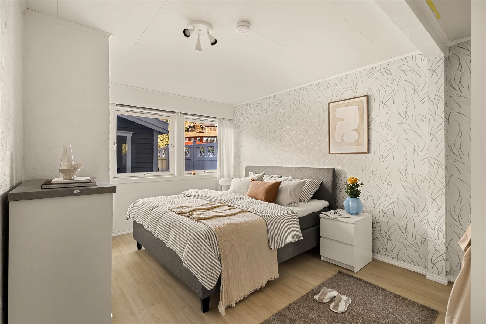 Det er totalt 3 soverom i huset, hvorav to av de er i 1. etasje og ett i 2. etasje. Galleribilde