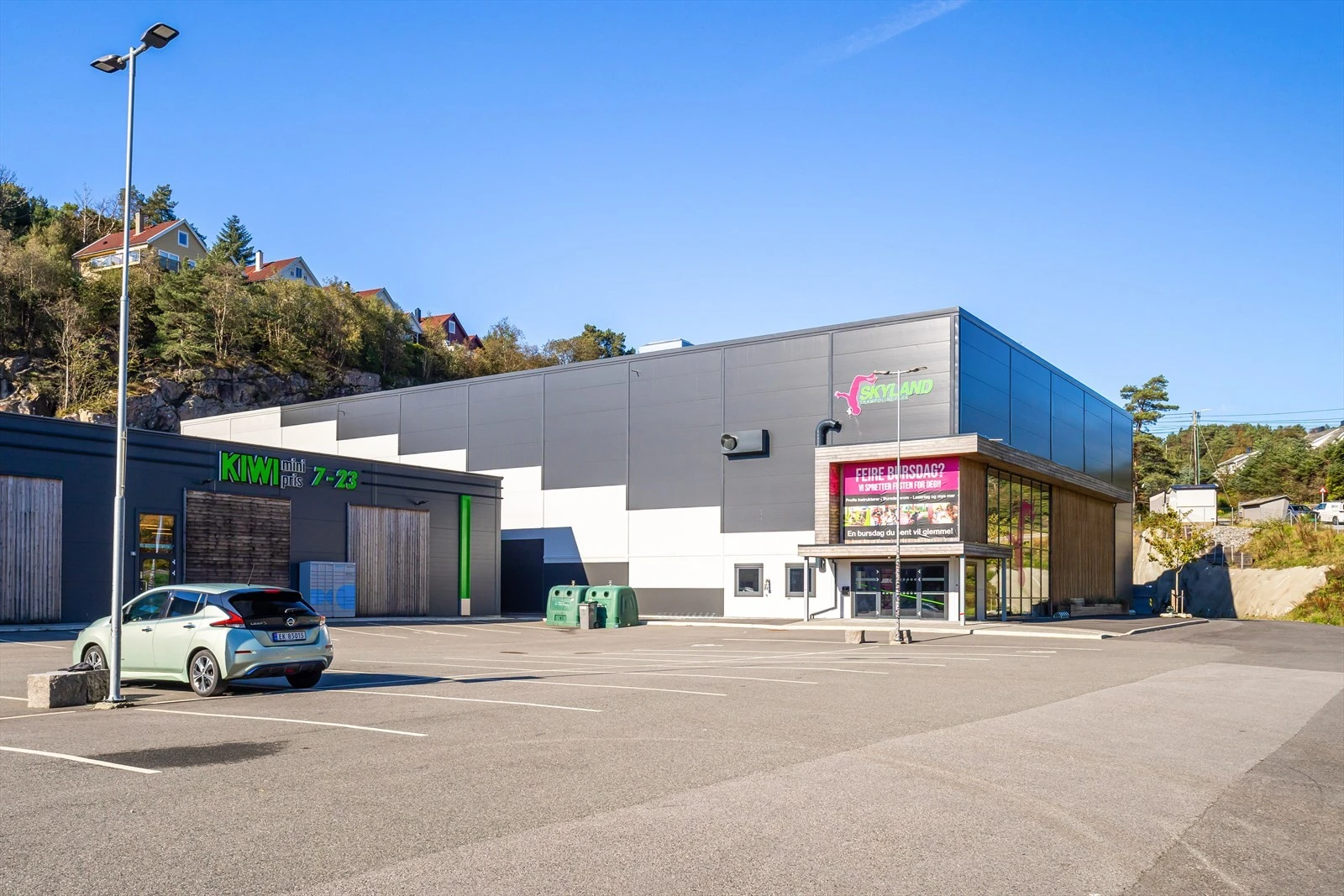 Det tar ca. 3 minutter å gå til Kiwi Hilleren, hvor du også finner trampolinepark. Galleribilde