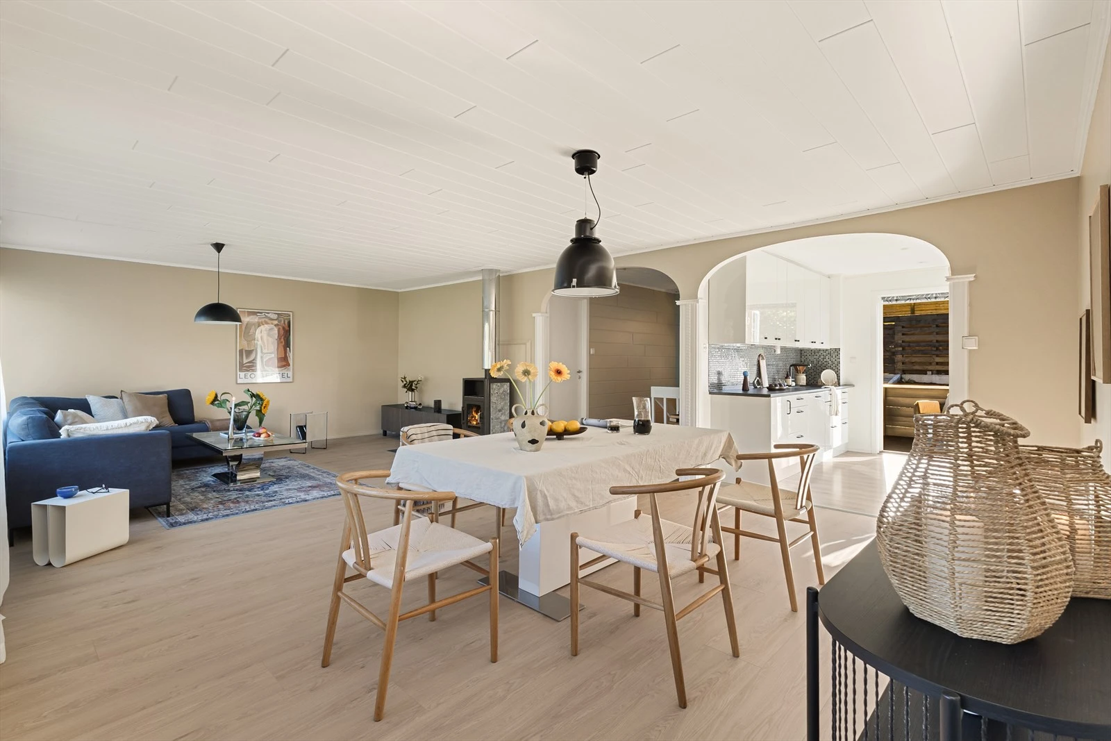 Den åpne løsningen gir deg en god romfølelse - samt lys inn flere veier. Galleribilde