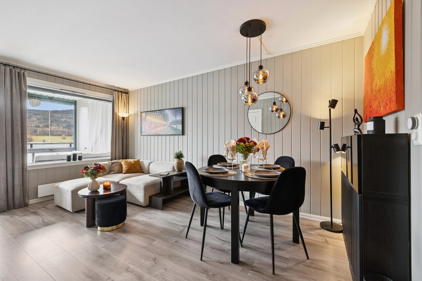 Stue med god plass til møblering