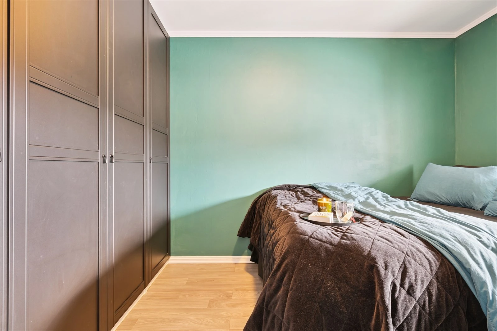 Soverom med store garderobeskap