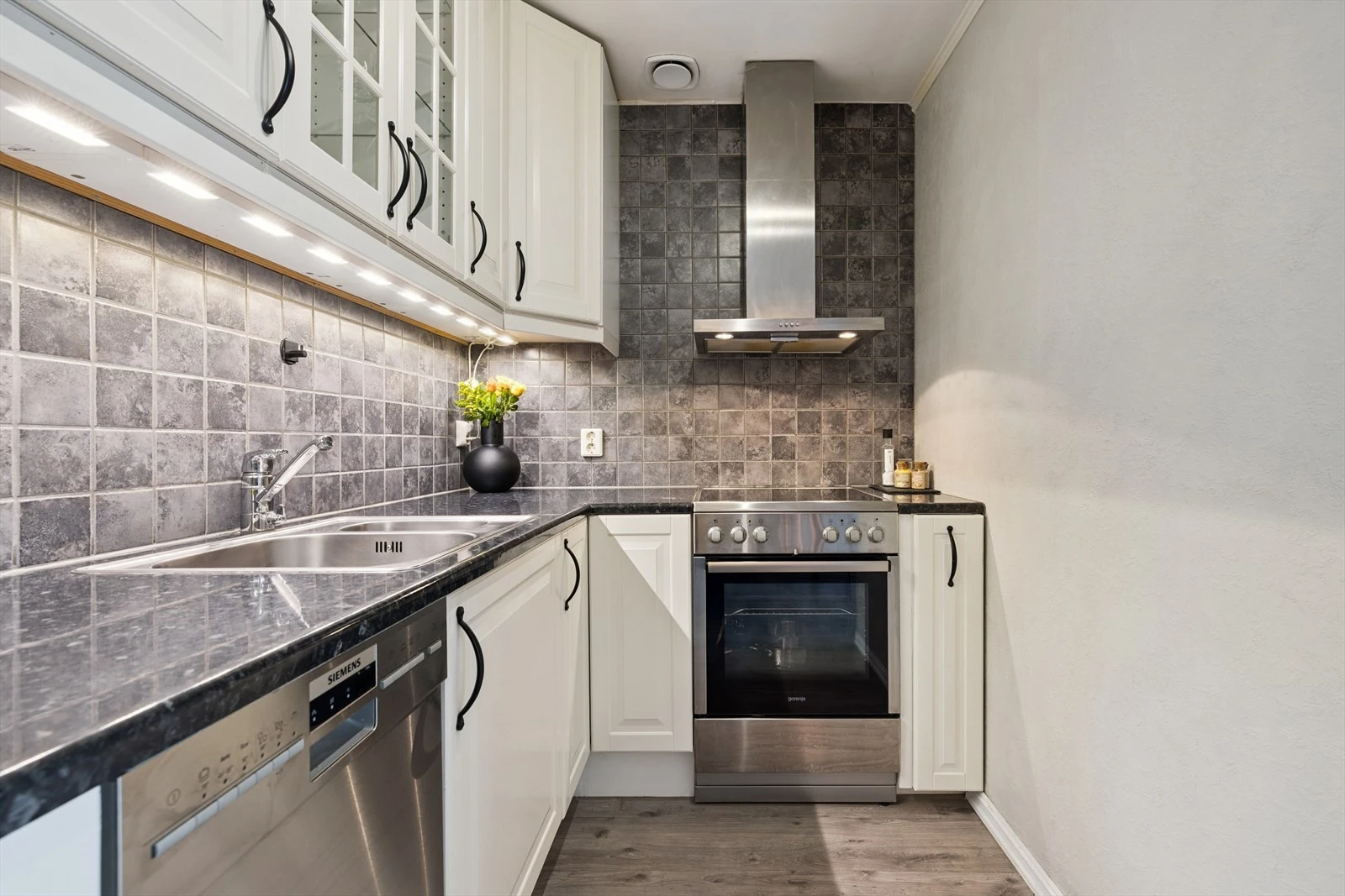 Kjøkkeninnredning fra Ikea med profilerte fronter fra år 2012