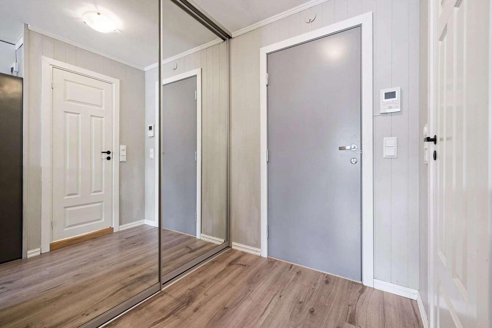 Gang med flott skyvedørsgarderobe med speilfronter