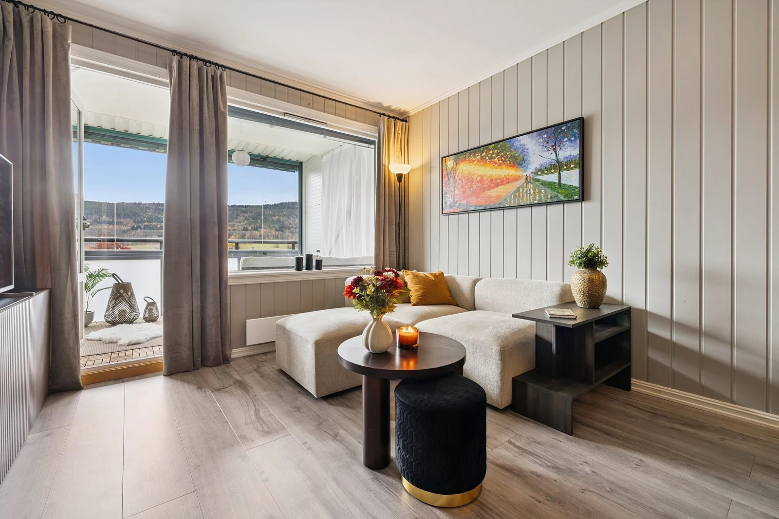 Stue med utgang til innglasset terrasse