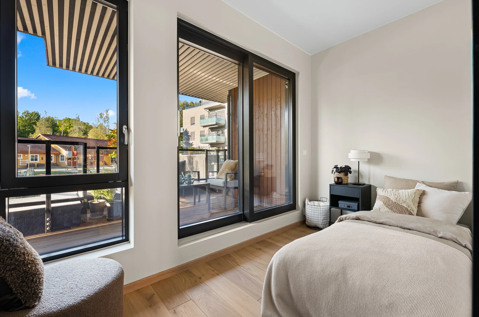 Det ene soverommet har utgang til en balkong hvor man kan nyte en god kopp kaffe om morgenen Galleribilde