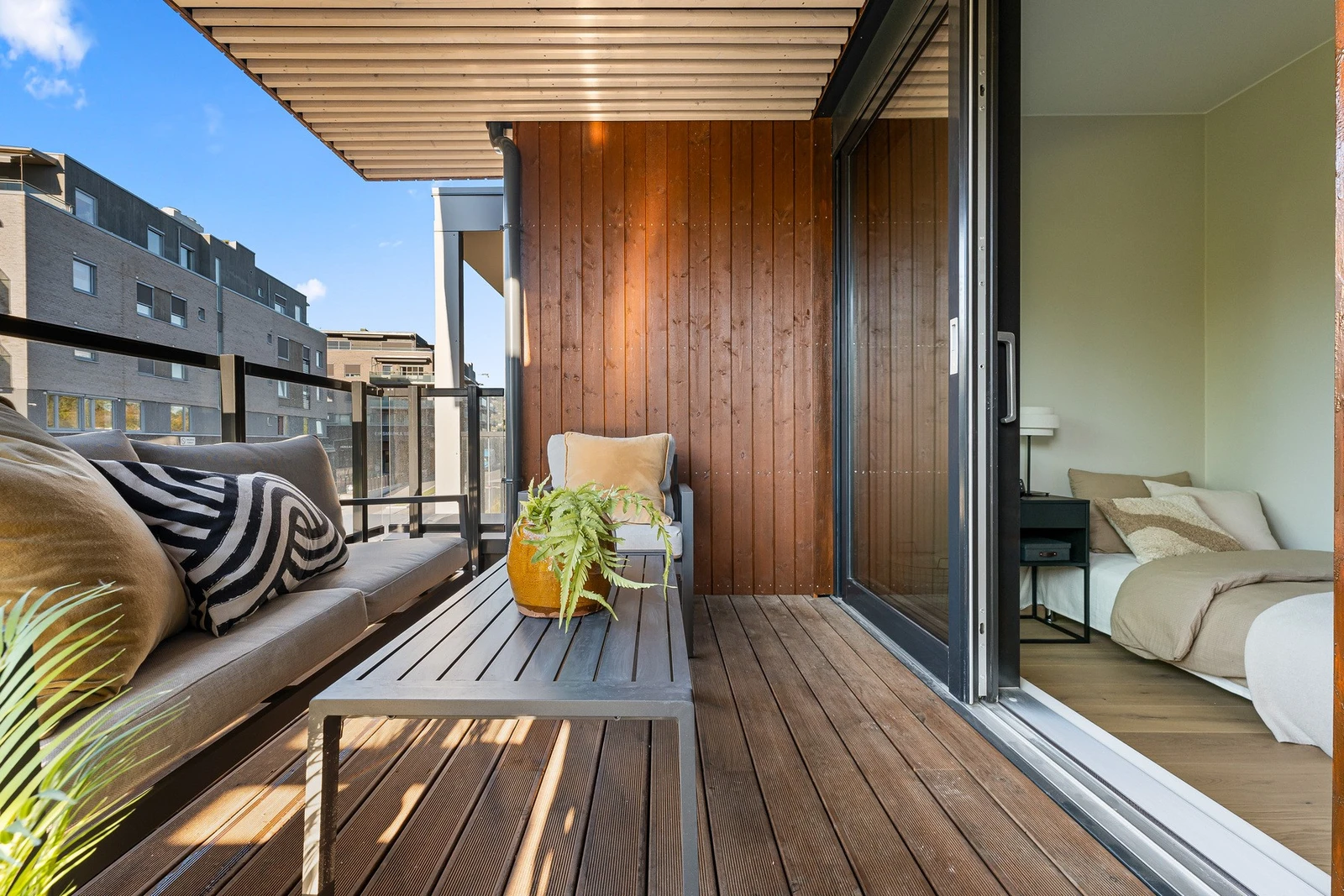 Glassdøren gjør at rommet forlenges på sommerstid. Galleribilde