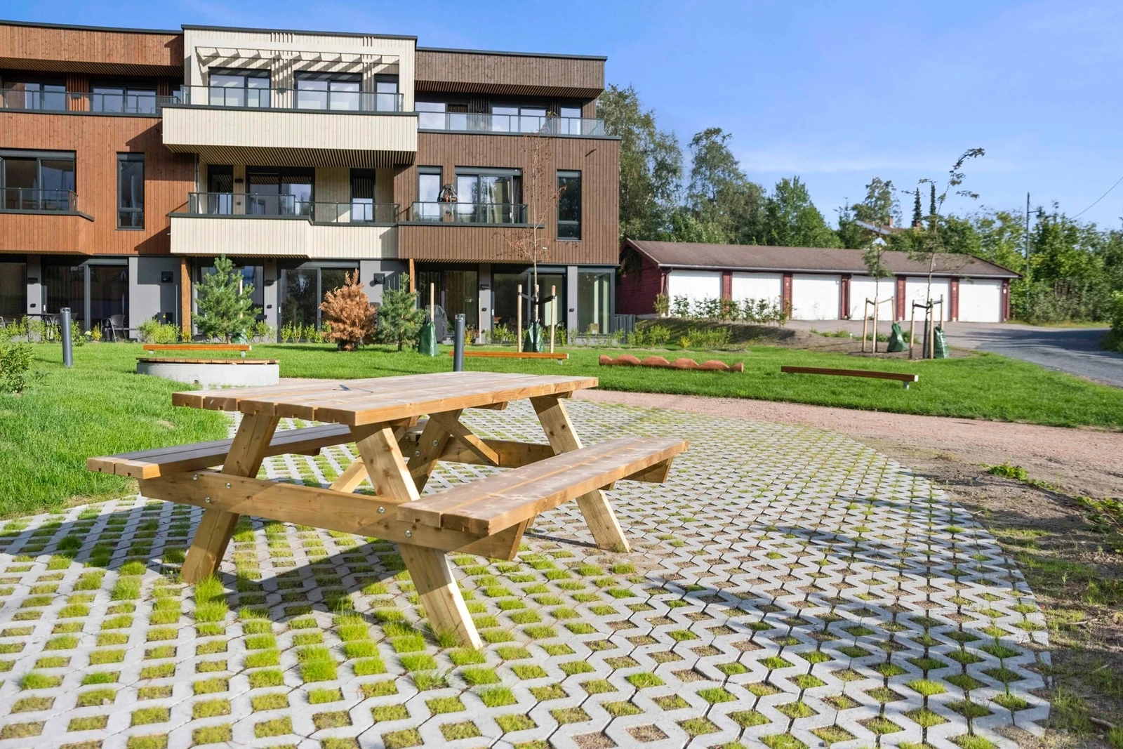 Grønne utearealer rundt hele eiendommen, med fokus på et estetisk samspill mellom vegetasjon, benker og møteplasser på tun og gangvei. Galleribilde