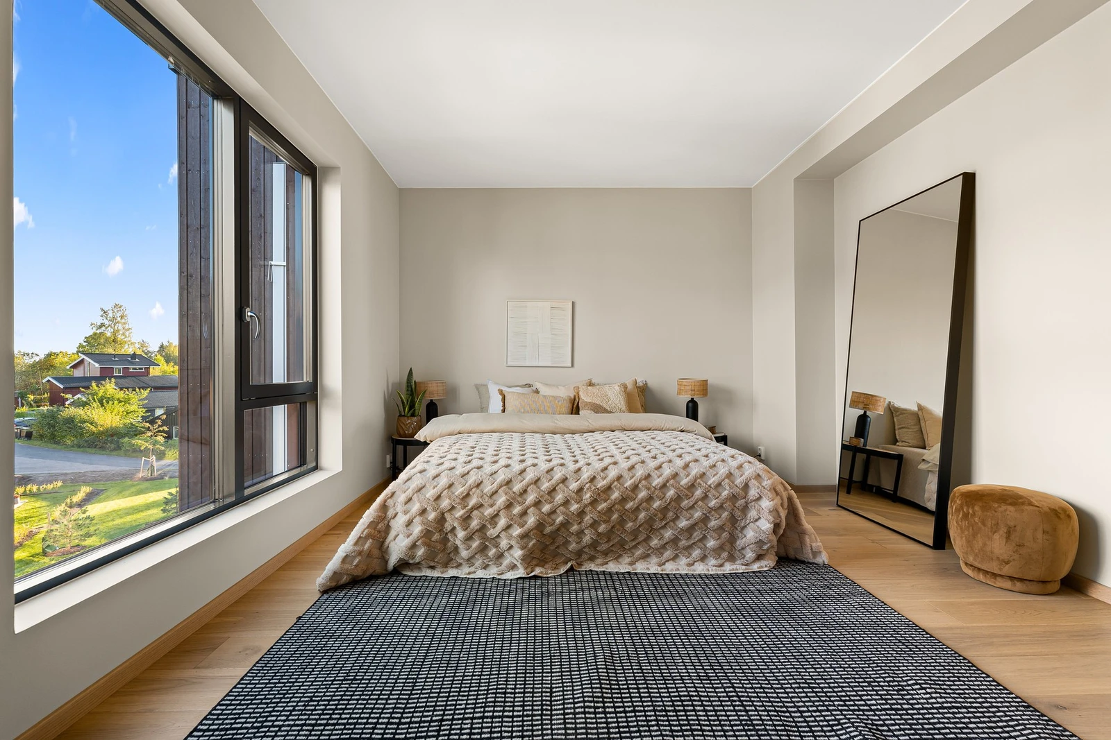 Hovedsoverommet ligger i boligens tredje etasje og ligger i en ''suite-løsning'' med boligens tredje bad. Galleribilde