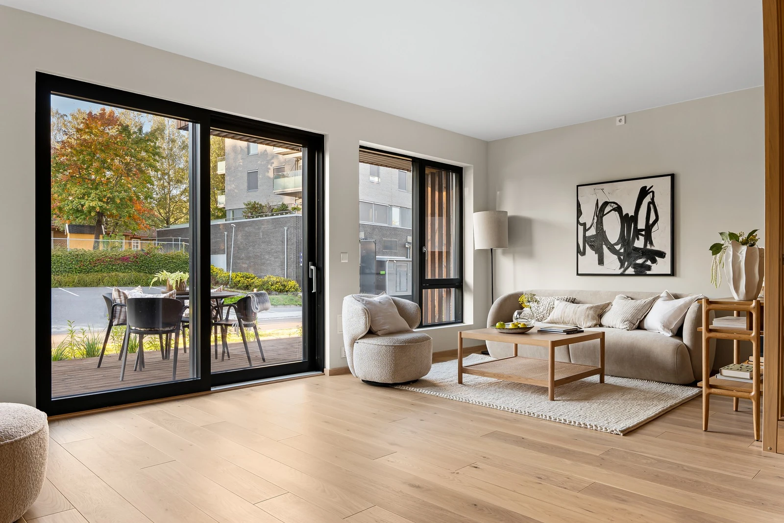 Selger har valgt Nordisk-stilpakke, som preges av delikate beigefarger og kromdetaljer, og gir boligen en harmonisk, tidløs og sofistikert atmosfære - nøye gjennomført av erfarne interiørdesignere. Galleribilde