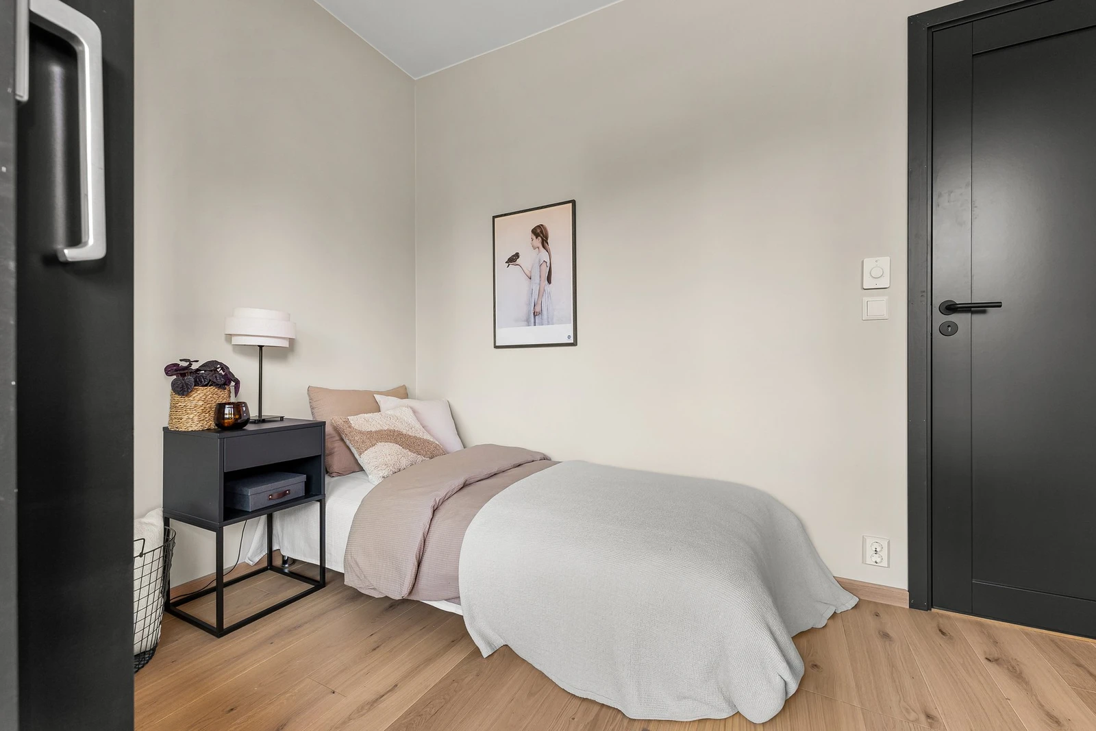 Det ene soverommet har utgang til en balkong hvor man kan nyte en god kopp kaffe om morgenen Galleribilde