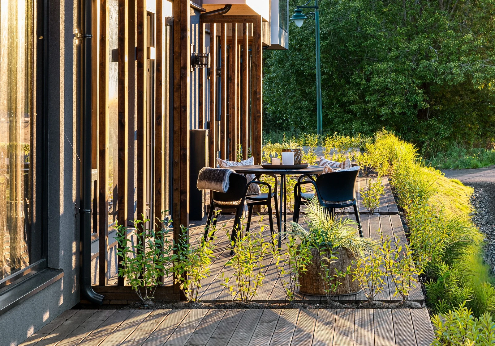 Fra stuen er det utgang til en terrasse med god plass til utemøblement, grill og dekor. Galleribilde