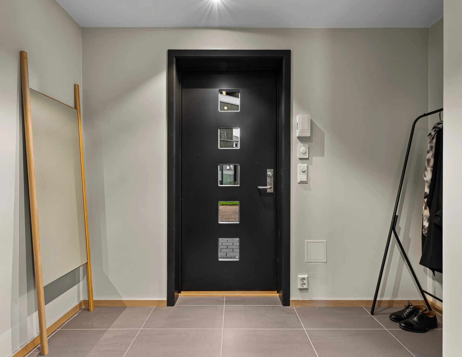 Velkommen inn! Det første som møter deg er en lys og romslig entré som gir et godt førsteinntrykk av boligen. Galleribilde