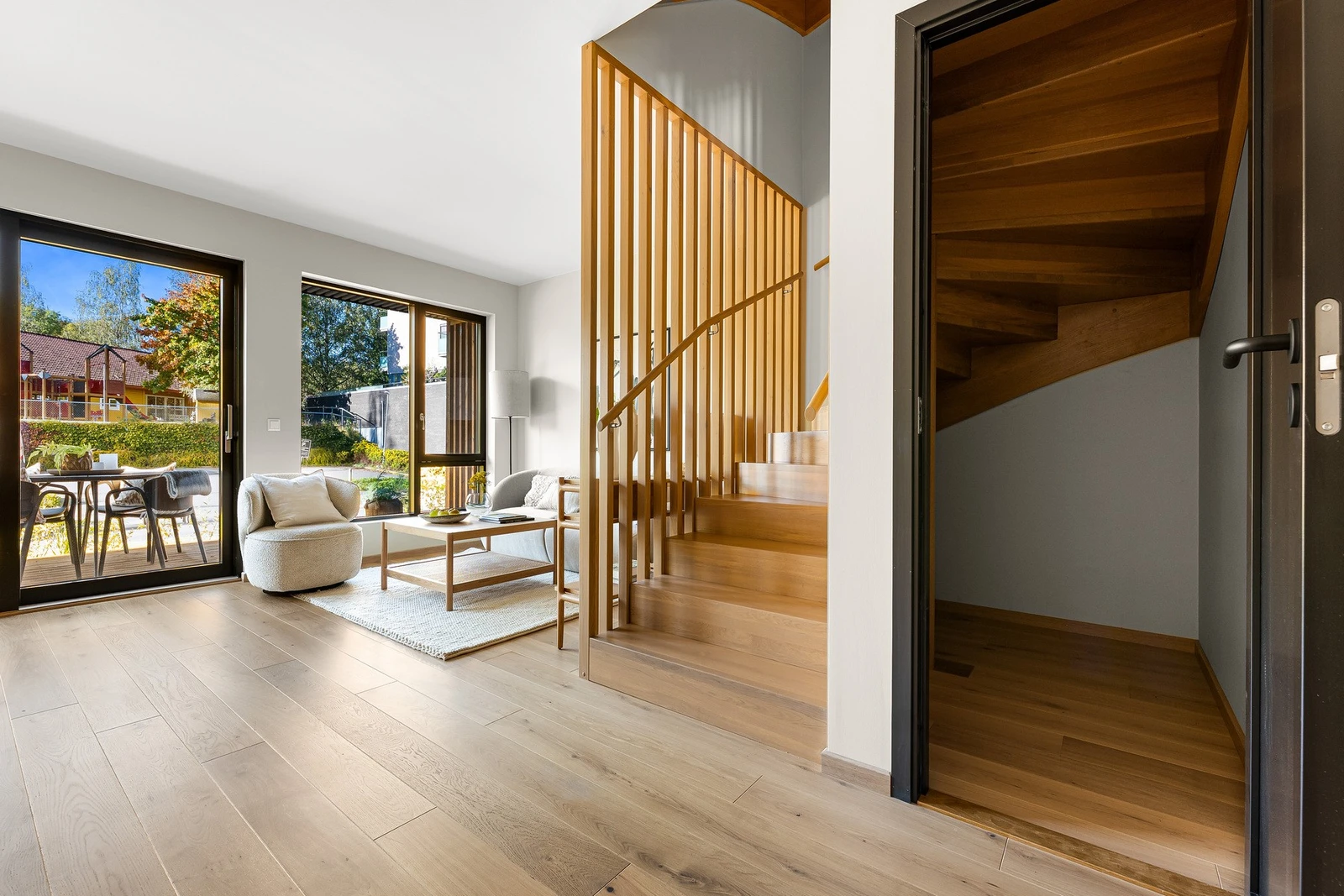 Under trappen er det også et kott som byr på godt med lagringsplass. Galleribilde