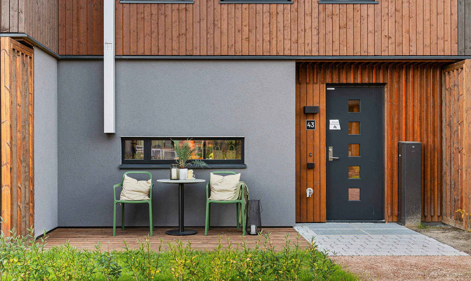 Boligen har adkomst via eget, pent opparbeidet inngangsparti med hageflekk. Galleribilde